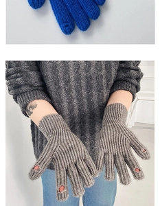 Détail de gants en tricot d'hiver avec fente pour écran tactile en bleu et gris