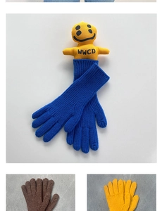 Gros plan de gants en tricot bleu avec texture en laine épaisse et poignets côtelés