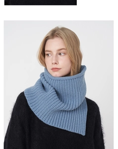 Detailansicht des grau-blauen Strickschals mit Rippenmuster und asymmetrischem Schnitt