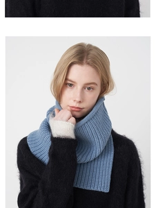 Details der himmelblauen Rippstrickstruktur und des weichen Stoffes eines Winterschals