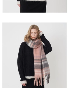 Détail d'une écharpe à carreaux rose et gris en faux cachemire avec franges