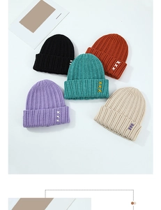 Mise à plat de bonnets en maille côtelée en cinq couleurs avec broderie XXX