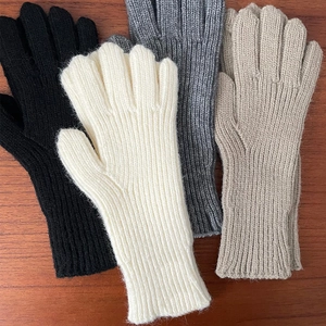 Gants en tricot d'hiver minimalistes en quatre couleurs avec texture côtelée chaude
