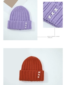 Détail de la maille côtelée et de la broderie blanche en point de croix XXX sur les bonnets