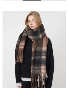 Vue détaillée de la texture douce du foulard à carreaux brossé et des franges
