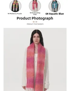 Dettaglio della morbida trama in mohair e delle lunghe nappe della sciarpa