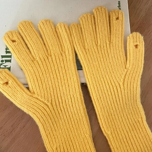 Gants en tricot côtelé jaune gingembre pour l'hiver avec trous pour les doigts tactiles pratiques