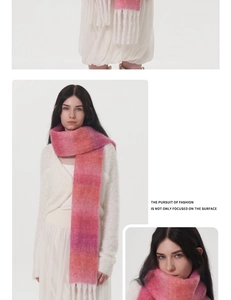 Dettaglio della sciarpa in maglia sfumata rosa stile mohair con frange e trama soffice