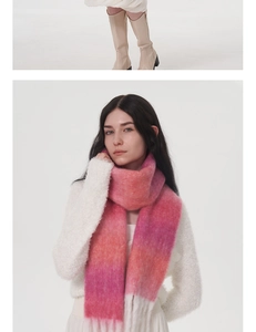 Dettaglio di sciarpa in mohair sfumato rosa e arancione con texture soffice su modella
