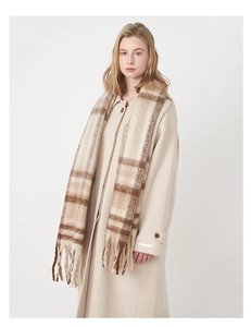Détail d'une écharpe à carreaux d'hiver avec une veste longue en laine beige