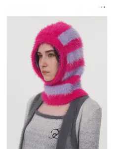 Detail der Balaclava mit rosa-violetten Streifen aus dickem Kunstpelz-Strickmaterial