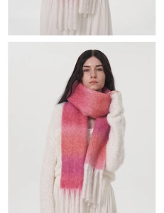 Dettaglio sciarpa in mohair con sfumatura rosa che mostra texture e lunghe frange