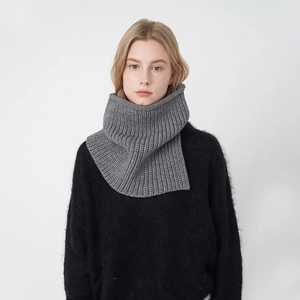 Winterlicher grauer Strick-Rollkragen-Schal mit vertikaler Rippenstruktur für Damen