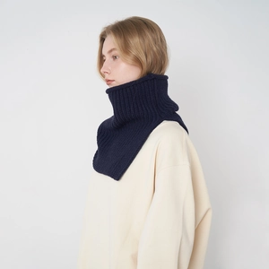 Dunkelblauer Rippstrick-Halswärmer für Damen für winterliche Lagenlooks am Model