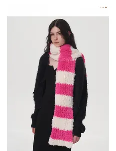 Nahaufnahme des dicken Plüschschals mit rosa-weißen Streifen und weicher Strickstruktur