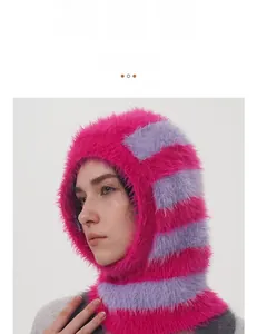 Makroaufnahme der weichen Nerzimitat-Textur dieser gestreiften Balaclava-Strickmütze