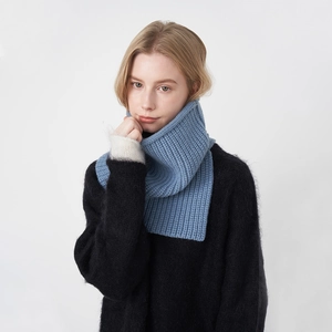 Blauer Strickschal mit Rippenmuster für Winterwärme und stilvollen Windschutz