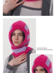 Detail der Balaclava mit rosa-violetten Streifen und weicher Pelz-Strickstruktur