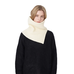 Winterlicher cremeweißer Strick-Halswärmer mit hohem Rollkragen und vertikalem Rippmuster