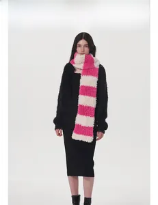 Detail eines weichen Plüschschals mit rosa und beigen Streifen aus hochwertigem Webpelz