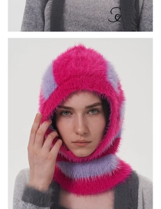Detail der weichen Nerzimitat-Textur an der rose-pink und lila gestreiften Balaclava