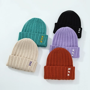 Bonnets en maille côtelée multicolores avec broderie XXX en bleu noir beige violet et caramel