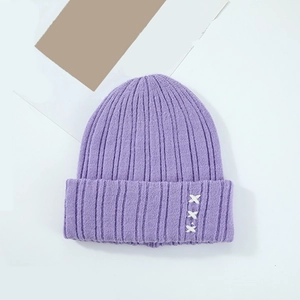 Bonnet en maille côtelée violet clair unisexe avec trois broderies en croix blanches