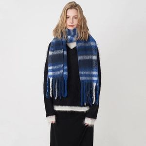 Écharpe à carreaux classique bleu et blanc aspect cachemire avec de longues franges
