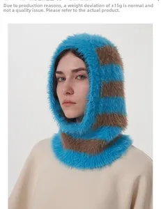 Detailansicht der blau-braun gestreiften Balaclava aus Nerzimitat mit flauschiger Textur