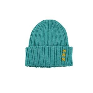 Bonnet en maille côtelée bleu canard avec croix brodées jaunes pour l'hiver