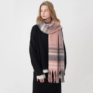 Écharpe à carreaux rose et gris doux effet cachemire avec de longues franges femme