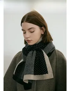 Gros plan détaillé de l'écharpe en maille avec motifs à pois et tissage jacquard