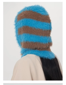 Rückansicht einer flauschigen, blau-braun gestreiften Balaclava-Mütze aus weichem Webpelz