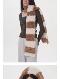 Detailaufnahme des dicken gestreiften Plüschschals in Braun und Beige aus Kunstpelz