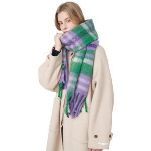 Écharpe à carreaux à franges violet et vert avec un manteau en laine beige chic