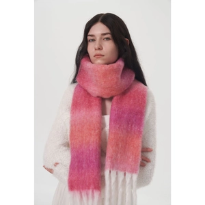 Sciarpa sfumata rosa con lunghe nappe in caldo mohair per un look invernale chic