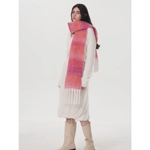Sciarpa in lana mohair sfumata con frange in rosa e arancione per il calore invernale
