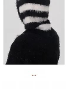 Detailansicht der flauschigen Balaclava-Strickmütze mit schwarz-weißen Streifen