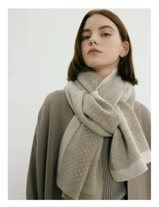 Détail de l'écharpe en maille jacquard avec texture à pois et bordure contrastée