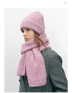 Détail de l'ensemble bonnet et écharpe en maille de laine mélangée violet clair
