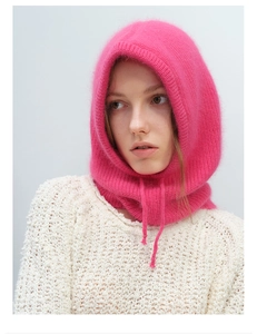 Detail der rosafarbenen Strick-Balaclava mit Kordelzug und flauschiger Mohair-Struktur