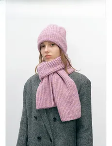 Détails d'un ensemble bonnet en maille et écharpe lilas en mélange de laine pour l'hiver