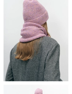 Détail d'un ensemble bonnet et écharpe en maille côtelée épaisse de laine mélangée