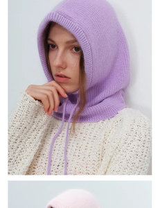 Details der Rippstrick-Textur und Kordelzug an der lila Balaclava-Strickmütze