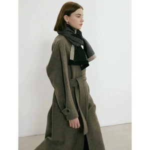 Manteau en laine vert olive et écharpe en tricot géométrique noir et blanc pour hiver