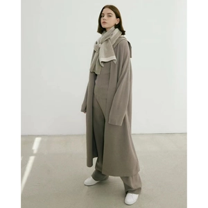Écharpe en tricot à pois bicolore chic avec sweat à capuche et pantalon large assortis