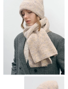 Détail d'un ensemble bonnet et écharpe en laine mélangée avec maille texturée épaisse