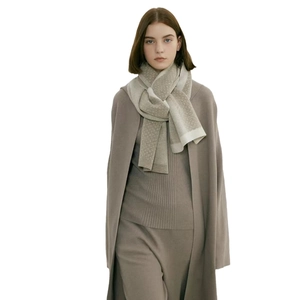 Écharpe chic en maille jacquard à pois beige et café pour l'automne et l'hiver