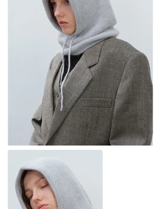 Detail der grauen Strick-Balaclava kombiniert mit einem braunen Hahnentritt-Blazer