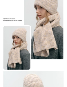 Détail macro de la texture en maille épaisse du bonnet et de l'écharpe d'hiver en ensemble
